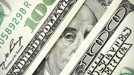 الدولار يهوي 3% في أول عام من حكم ترامب