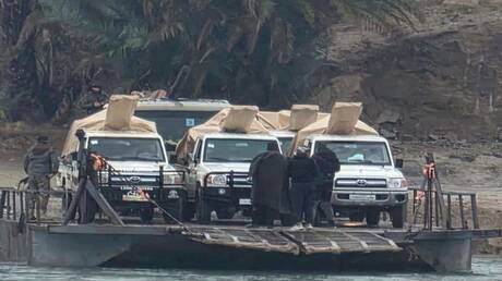 منصات تتداول فيديوهات عبور الجيش السوري إلى الضفة الشرقية لنهر الفرات الواقعة تحت سيطرة "قسد" - عاجل 