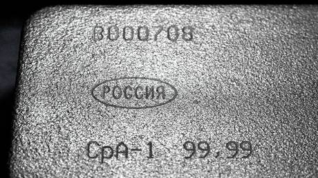 صعود الفضة إلى مستوى قياسي جديد متجاوزة 94 دولارا للأونصة 