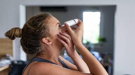 تحذير من مخاطر استخدام قطرات ترطيب العين بشكل عشوائي