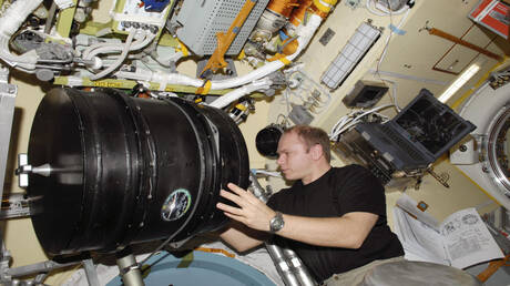 بعض أبرز التجارب العلمية التي يجريها الرواد الروس في المحطة الفضائية