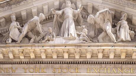 ضربة للأسواق.. خوف من حرب تجارية جديدة يهبط بالمؤشرات العالمية