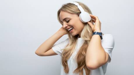 طبيب يحذر من عواقب الاستماع إلى الموسيقى عبر سماعات الرأس 