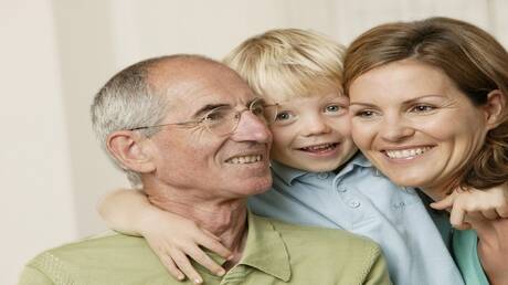 العناق.. لغة القلب التي تهدئ النفس وتقوّي الجسد