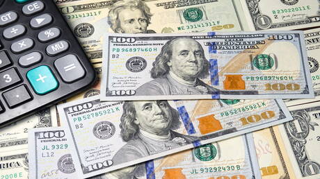 الدولار يحافظ على مكاسبه مع تراجع التوتر التجاري