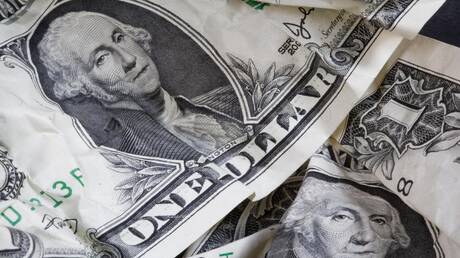 الدولار يتجه لتسجيل أسوأ أداء أسبوعي في 7 أشهر