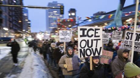 احتجاز طفل عمره 5 سنوات مع والده المهاجر يثير سجالا حول تكتيكات الهجرة الأمريكية