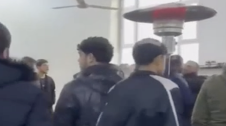 عاجل - مصلون يطردون إمام مسجد بعد صلاة الجمعة لأسباب كردية 