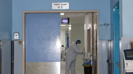 محاولة سرقة غريبة في مصر.. أقارب مريض يتسللون إلى المستشفى لـ"تبصيمه" على بيع أملاكه في غيبوبته 