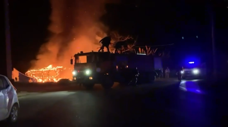 عاجل - مراسلة RT: اندلاع حريق كبير في مخيم للاجئين السوريين في صور جنوب لبنان (فيديو) 