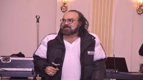 بتلميحات غير أخلاقية.. فنان مصري يتوعد مذيعة مشهورة 