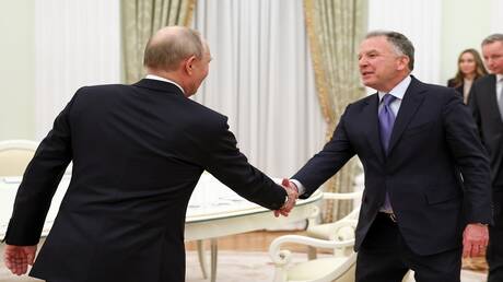 مترجم ويتكوف خلال اجتماعه مع بوتين يكشف عما دار في ذهنه قبل اللقاء (فيديو)