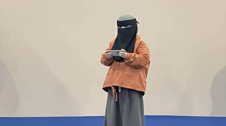 طفلة روسية تسرق الأضواء وتثير ضجة في معرض القاهرة للكتاب