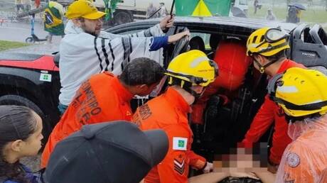 البرازيل.. صاعقة تطيح بمتظاهرين مؤيدين للرئيس السابق (فيديو)