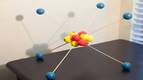 تقنية نانوية ثورية تتيح إزالة ذرات فردية من الجزيئات بدقة غير مسبوقة