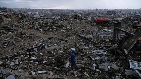 إذاعة الجيش الإسرائيلي تعلن نبش أكثر من 200 قبر في غزة بحثا عن جثة آخر أسير (صور)