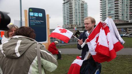 رئيس وزراء كندا يعد بمراجعة 