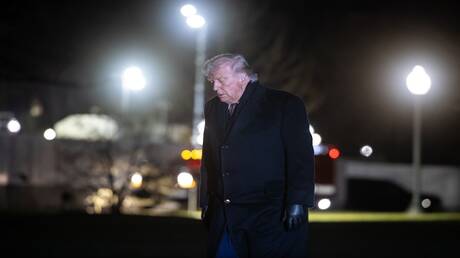 وزير البحرية الأمريكية ينشر صورة جديدة لترامب مع بطريق