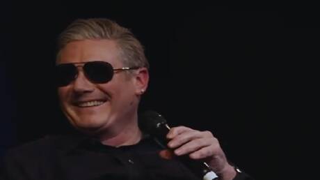 ستارمر ينضم إلى ترامب في السخرية من ماكرون (فيديو)