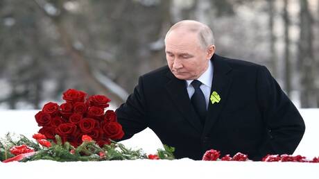 بوتين يضع الزهور على قبر أخيه الذي توفي خلال حصار لينينغراد (فيديو)