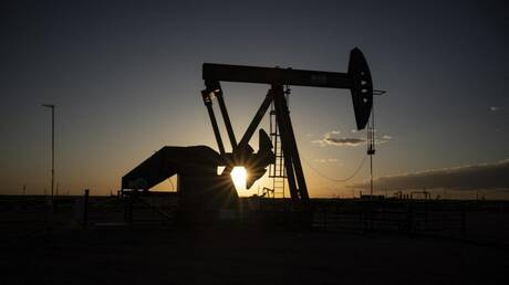 النفط العالمي يتجاوز 67 دولاراً بارتفاع يتخطى حاجز الـ 2%