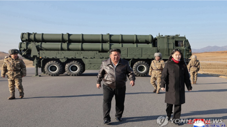 بحضور كيم وابنته.. كوريا الشمالية تجري تجارب لصواريخ متعددة