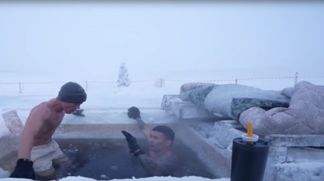 50 ثانية في حفرة جليدية عند -52° .. مدون غربي يخاطر بحياته سعيا وراء إعجاب متابعيه (فيديو)