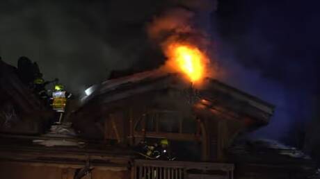 حريق في فندق فاخر في جبال الألب الفرنسية (فيديو)