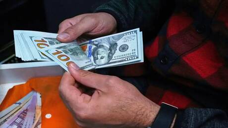 لليوم الثاني على التوالي.. الريال الإيراني يهبط إلى أدنى مستوى له أمام الدولار