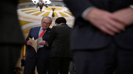 تشاك شومر يطالب باستقالة نائب كبير موظفي البيت الأبيض ووزيرة الأمن الداخلي