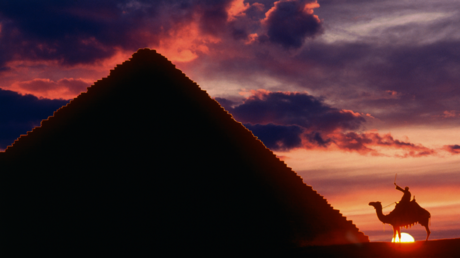دراسة جديدة تثير جدلا حول عمر الهرم الأكبر في الجيزة
