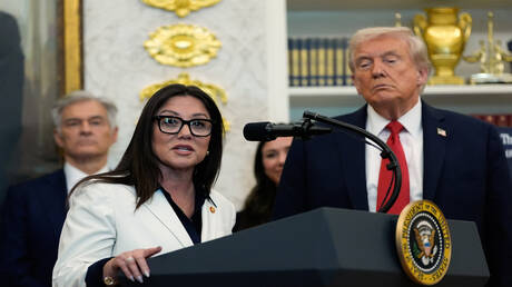 فضيحة في واشنطن.. مطالبة بتوضيحات من وزيرة متزوجة بشأن 