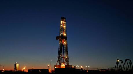 النفط يحافظ على مكاسبه رغم انخفاضه