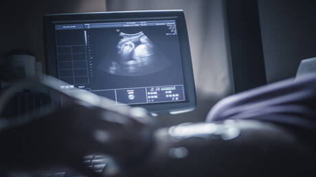 التعرض لمادة كيميائية شائعة أثناء الحمل قد يخلّ بتطور الجنين!