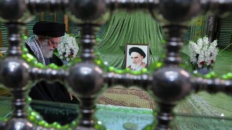 خامنئي يزور مرقد الإمام الخميني (صور) 