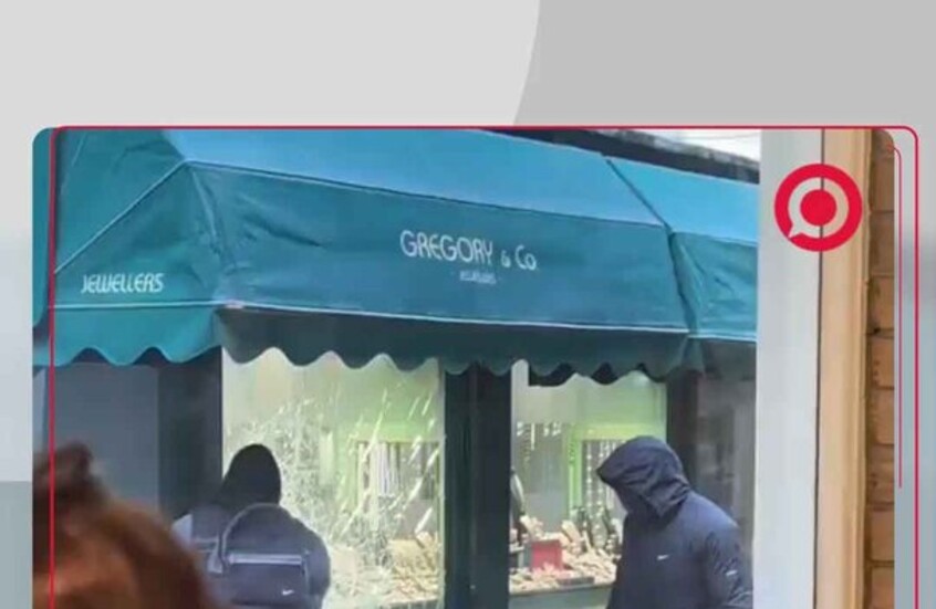 لصوص يجتاحون محل مجوهرات في ريتشموند بلندن نهارا ويهربون بمسروقات أمام المارة
