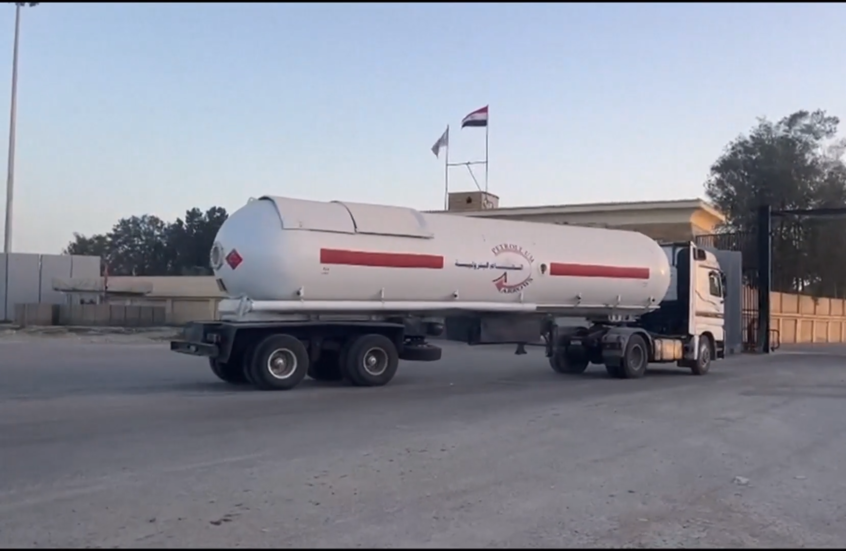 شاحنات محملة بالمساعدات الإغاثية تعبر بوابة رفح ليتم تفتيشها عند معبر كرم أبو سالم