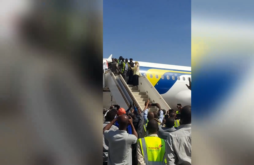 بعد 3 سنوات من الحرب والدمار.. طائرة "سودانير" تهبط في مطار الخرطوم الدولي