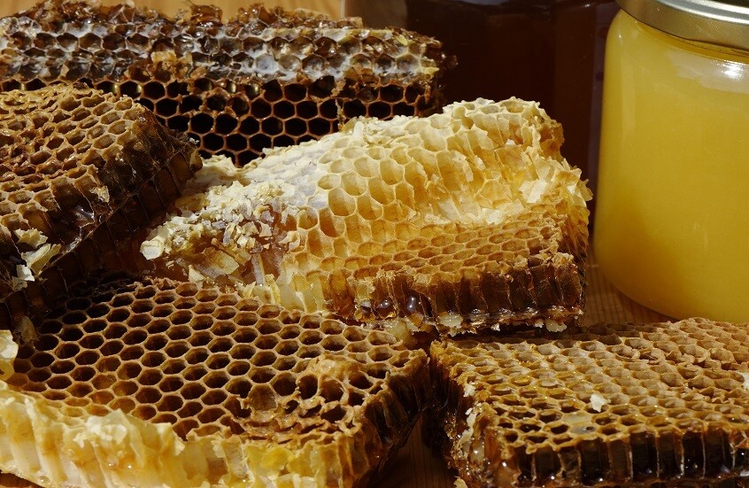 طبيب يفند معتقدات حول فوائد العسل