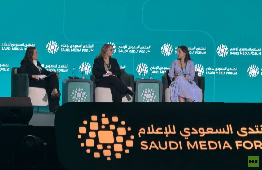 مديرة قناة RT العربية مايا مناع تشارك في جلسة حوارية في المنتدى السعودي للإعلام