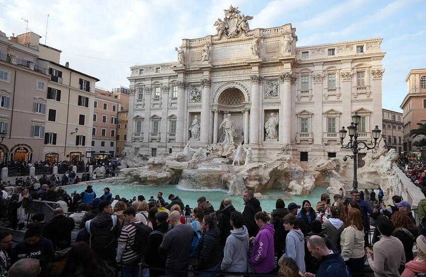 روما تبدأ فرض رسوم على السياح الأجانب للاقتراب من نافورة تريفي الشهيرة