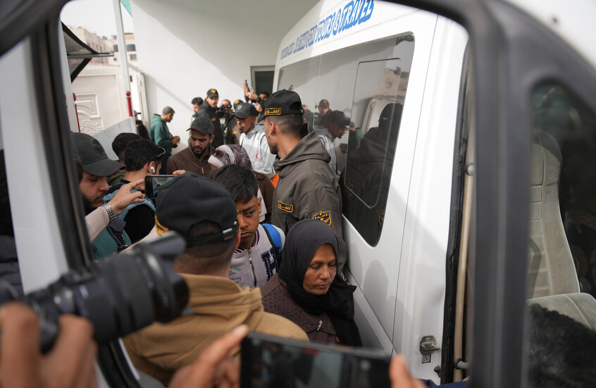 معبر رفح يفتح أبوابه و12 عائدا يدخلون غزة.. بينما 20 ألف مريض ينتظرون "معجزة العبور"