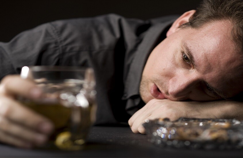 طبيب يحدد أخطر أعراض إدمان الكحول