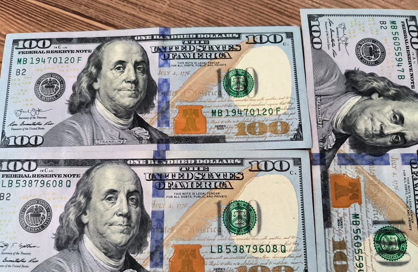 الدولار يحافظ على مكاسبه مدعوما ببيانات إيجابية