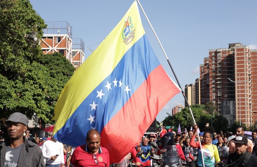 "الشعب يطالب بتحرير الرئيس".. تظاهرات حاشدة في كاراكاس تنديدا باحتجاز واشنطن لمادورو (فيديوهات)