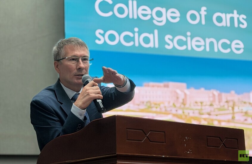 طلاب روس يلتقون ممثل "روسيا–العالم الإسلامي" في جامعة السلطان قابوس (صور)