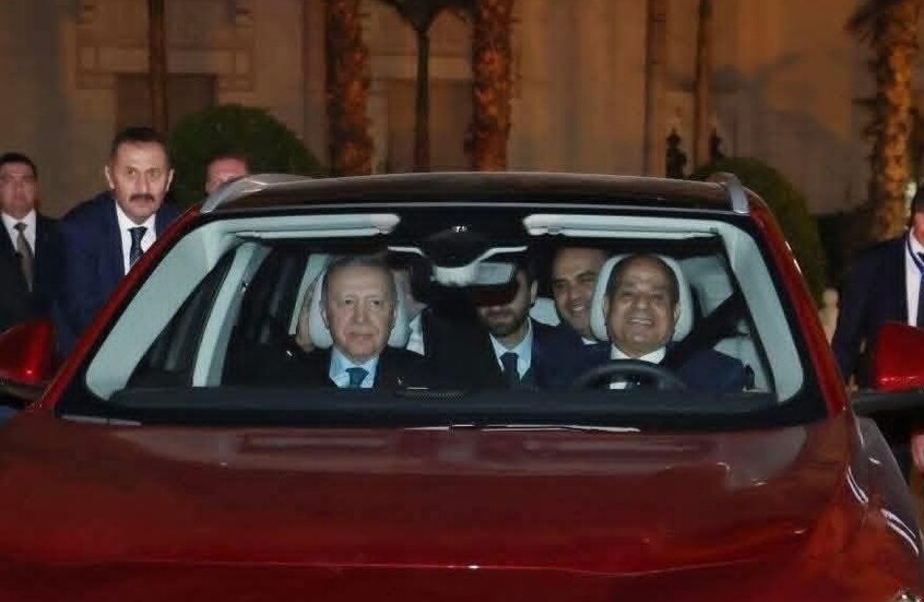 أردوغان يهدي السيسي سيارة كهربائية ويصحبه في أول رحلة