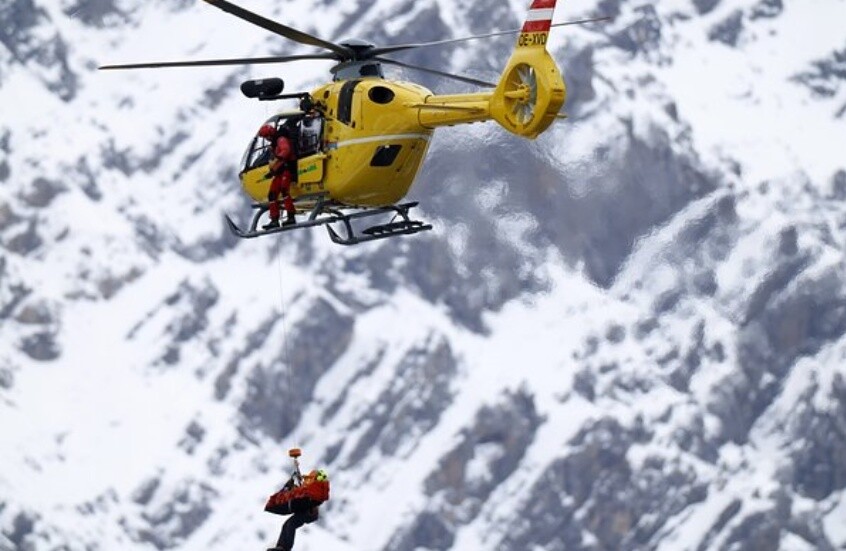 سقوط مؤلم وإخلاء عاجل.. بداية صعبة لأولمبياد ميلانو 2026 (فيديو)