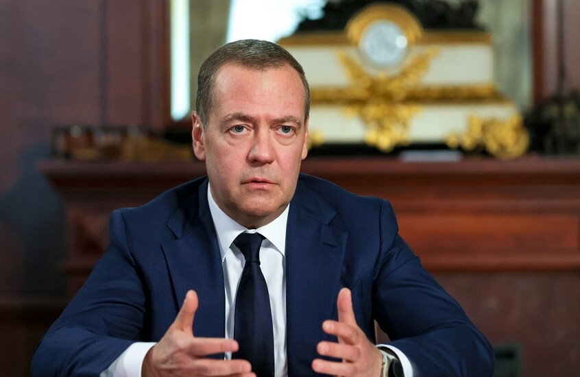 مدفيديف: النشاط العسكري لواشنطن في فنزويلا أو إيران أو غرينلاند لا يشبه العملية العسكرية الروسية