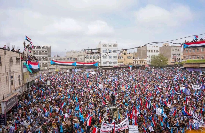اليمن.. آلاف الجنوبيين يتظاهرون رفضا لعودة رشاد العليمي إلى عدن (فيديو +صور)